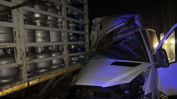 Anadolu Otoyolu'nun Bolu kesiminde tüp yüklü kamyona arkadan çarpan yolcu minibüsündeki 16 kişi yaralandı - Sputnik Türkiye