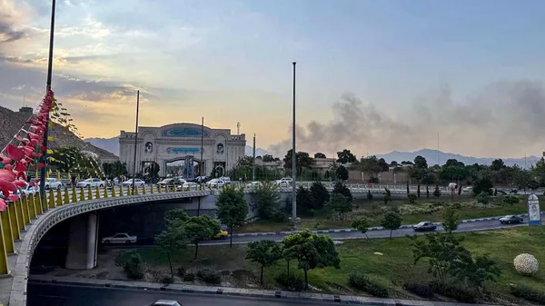 Fotoğrafta, saldırı sonucu dumanların yükseldiği başkent Tahran'daki İran Devrim Muhafızları Ordusu Komutanlığı binası görünüyor. - Sputnik Türkiye