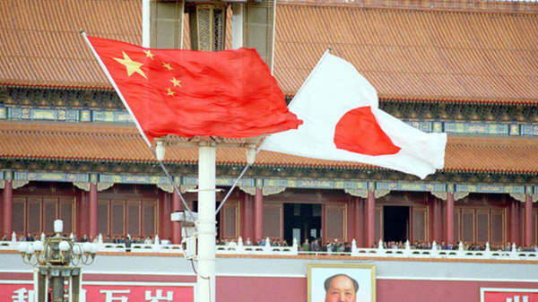 Japanese and Chinese flags - Sputnik Türkiye