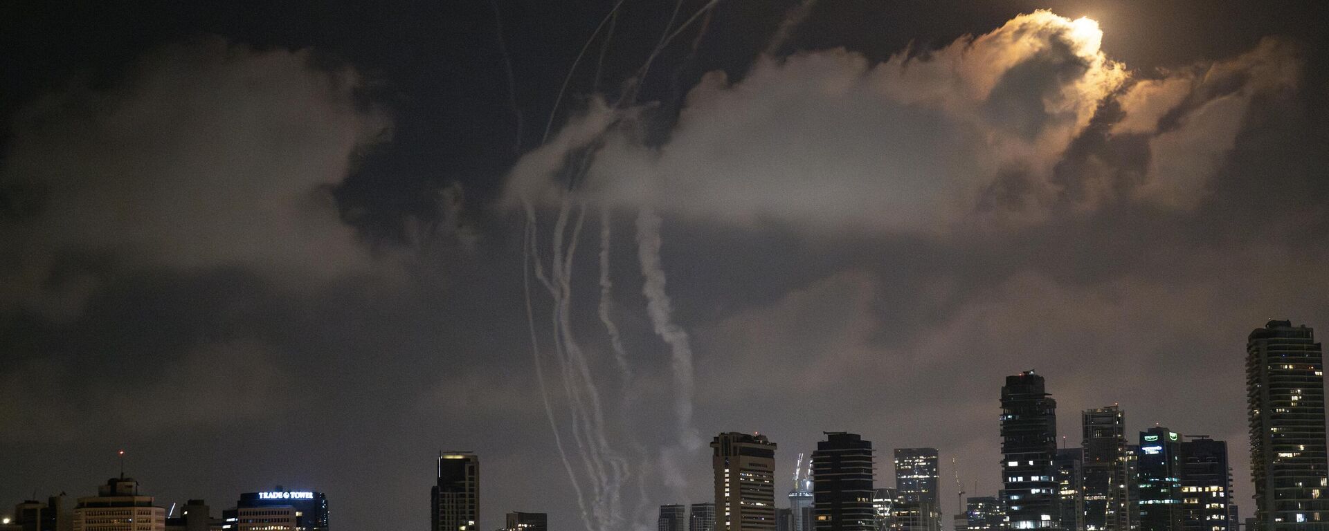 İran, İsrail’in saldırılarına karşılık yeniden balistik füze saldırılarına başladı. İran'dan ateşlenen füzeler, Tel Aviv'den semalarında görüntülendi. - Sputnik Türkiye, 1920, 18.06.2025