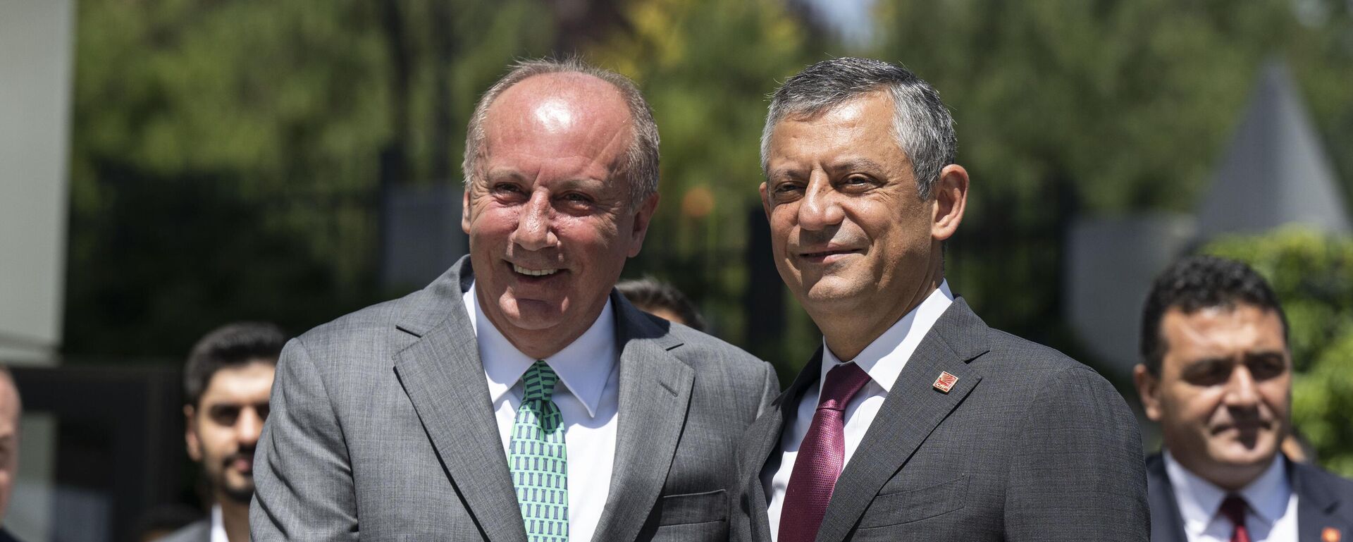 ⁠CHP Genel Başkanı Özgür Özel, Memleket Partisi Genel Başkanı Muharrem İnce ile bir araya geldi.  - Sputnik Türkiye, 1920, 18.06.2025