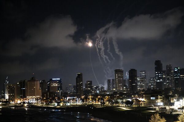 İran, İsrail’in saldırılarına karşılık 15 Haziran&#x27;da yeniden balistik füze saldırılarına başladı. İran&#x27;dan ateşlenen füzeler, Tel Aviv&#x27;den semalarında görüntülendi.  - Sputnik Türkiye