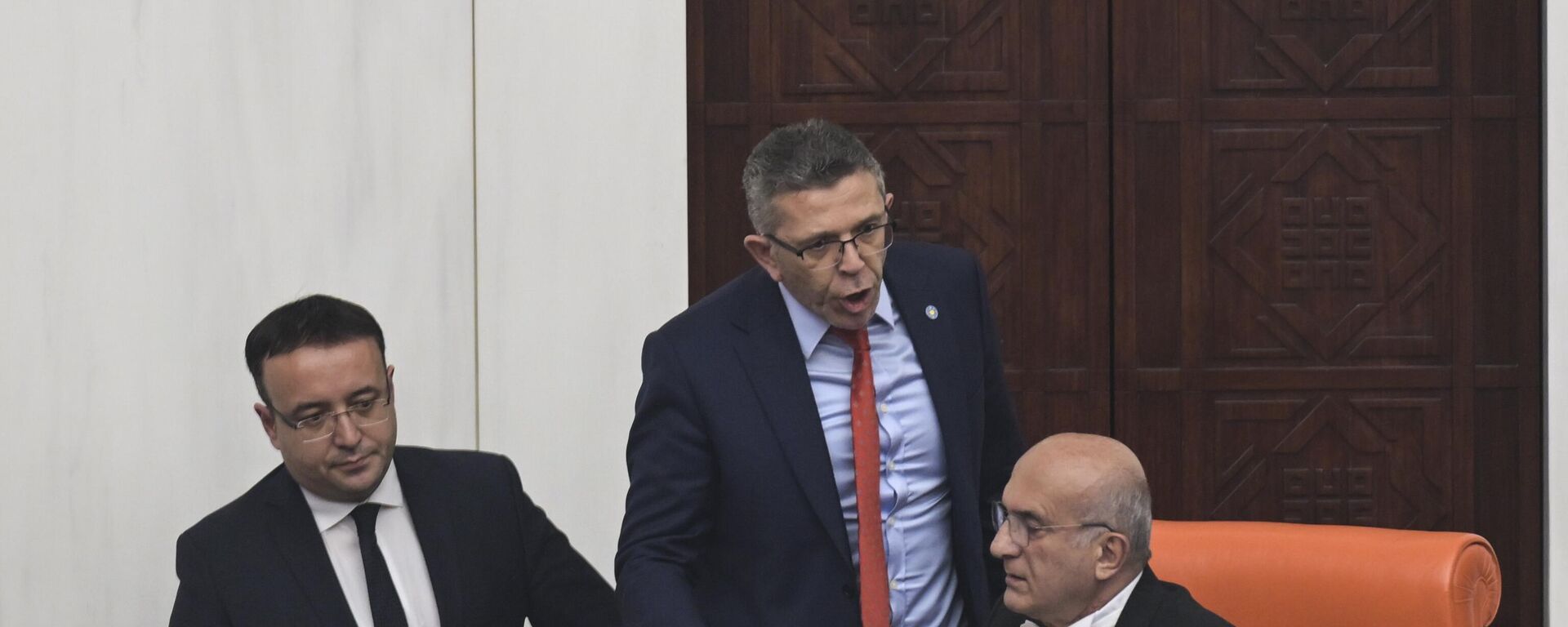 Meclis'te gerginlik: İYİ Partili Katip Üye başkanlık kürsüsüne vurdu - Sputnik Türkiye, 1920, 19.06.2025