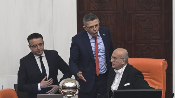 Meclis'te gerginlik: İYİ Partili Katip Üye başkanlık kürsüsüne vurdu - Sputnik Türkiye