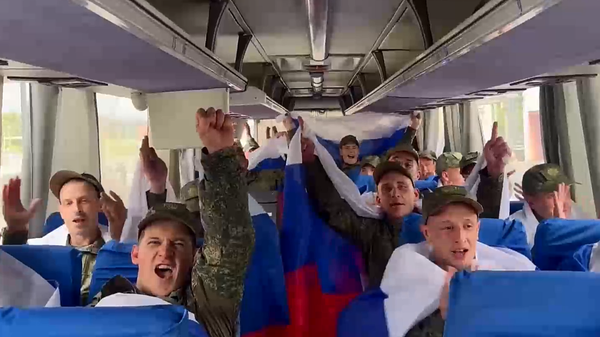 Kiev rejiminin kontrolündeki topraklardan bir grup Rus askeri geri döndü - Sputnik Türkiye