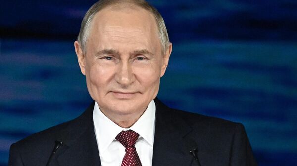 Rusya Devlet Başkanı Vladimir Putin, XXVIII. St. Petersburg Uluslararası Ekonomi Forumu genel kurul toplantısında - Sputnik Türkiye