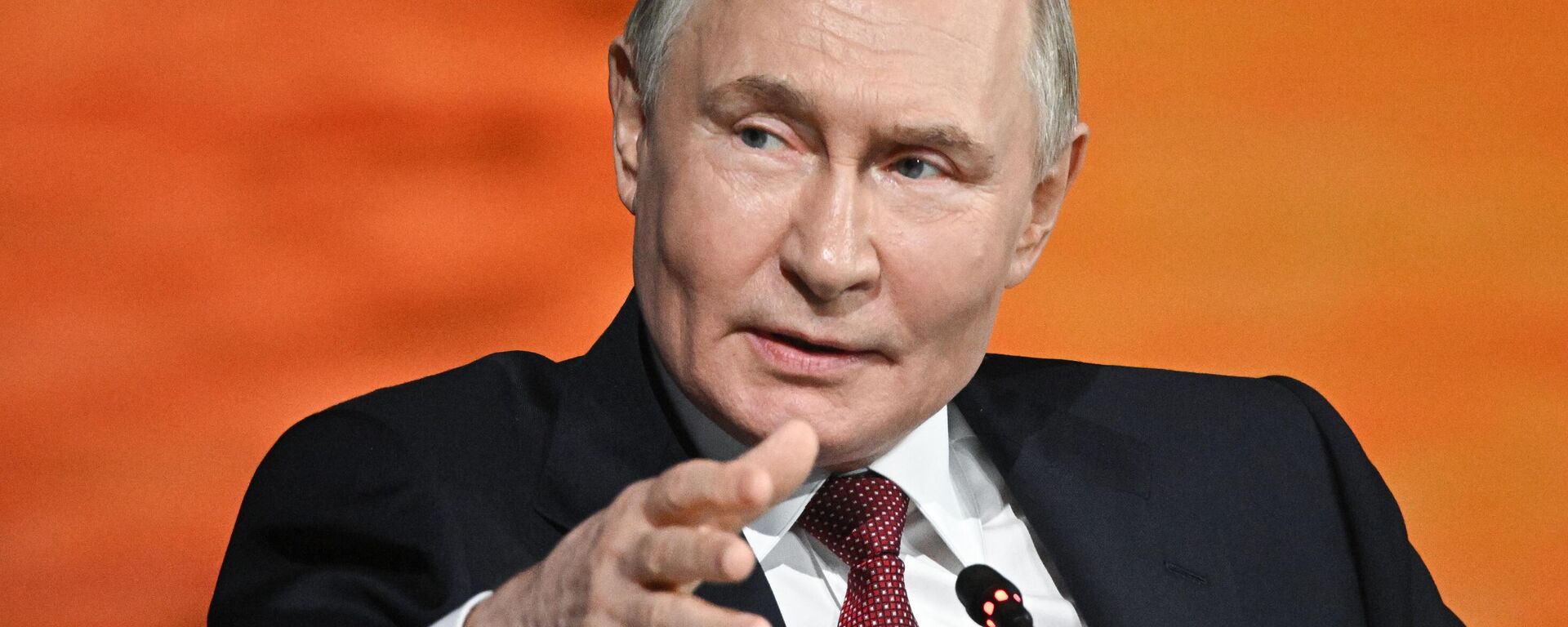 Rusya Devlet Başkanı Vladimir Putin St. Petersburg Uluslararası Ekonomi Forumu’nda (SPIEF) Rusya Devlet Başkanı Vladimir Putin St. Petersburg Uluslararası Ekonomi Forumu’nda (SPIEF) - Sputnik Türkiye, 1920, 26.06.2025