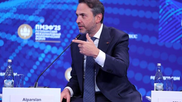 Enerji ve Tabii Kaynaklar Bakanı Alparslan Bayraktar, St. Petersburg Uluslararası Ekonomi Forumu (SPIEF) çerçevesinde düzenlenen Nükleer Enerji Endüstrisinin Küresel Kalkınmadaki Rolü başlıklı panele katılarak konuşma yaptı - Sputnik Türkiye