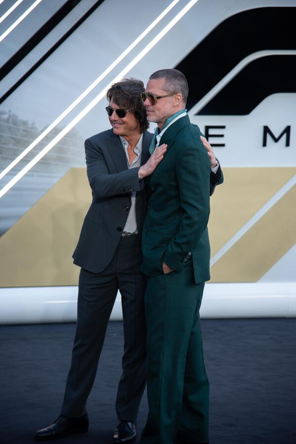 Gerçek yarış pistlerinde çekimler yapan ekip, Formula 1 dünyasının gerçekliğini en üst seviyeye taşımayı hedefliyor. Çekimler sırasında ünlü Formula 1 yarışçısı Lewis Hamilton’ın danışmanlık desteği vermiş olması da dikkatleri üzerine çekti. - Sputnik Türkiye