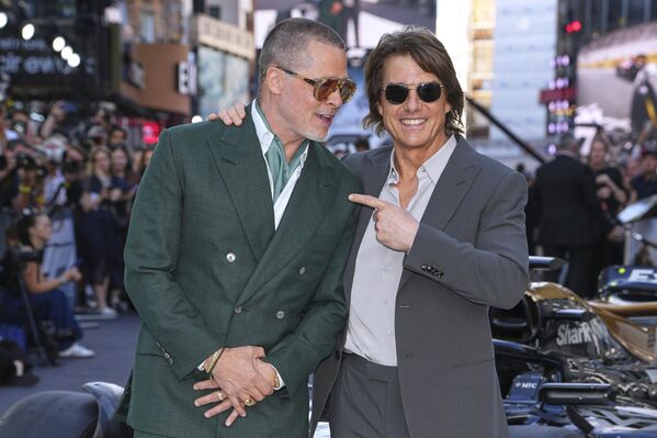 Filmin galasına, başrol oyuncusu Brad Pitt ile sürpriz olarak katılan Tom Cruise arasında duylu bir karşılaşma yaşandı. - Sputnik Türkiye