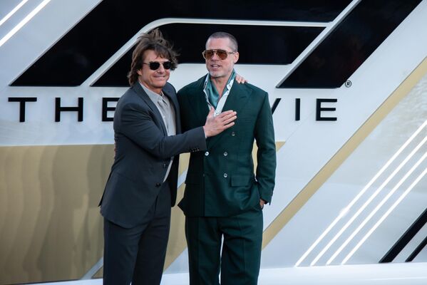 Tom Cruise, galada Pitt ile samimi bir kucaklaşma yaşayıp bol bol sohbet etti. - Sputnik Türkiye