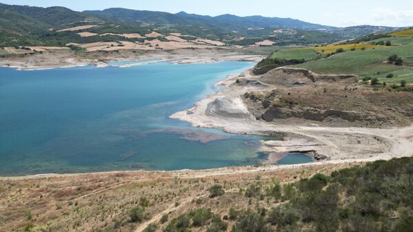 &quot;Naip Barajı&#x27;ndaki kullanılabilir su seviyesi yüzde 2 civarında. Yeraltı sularında da ciddi düşüş yaşanıyor&quot; diyen Şişmanlar, su sıkıntısının önüne geçilmesi için sadece kurumların değil, halkın da bilinçli ve tasarruflu su kullanması gerektiğini vurguladı. - Sputnik Türkiye