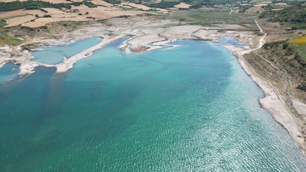 Tekirdağ Su ve Kanalizasyon İdaresi (TESKİ) Genel Müdürü Mehmet Ali Şişmanlar, küresel iklim değişikliğinin su kaynaklarını olumsuz etkilediğini vurgulayarak, yüzey su kaynaklarının kısıtlı olduğunu belirtti. - Sputnik Türkiye