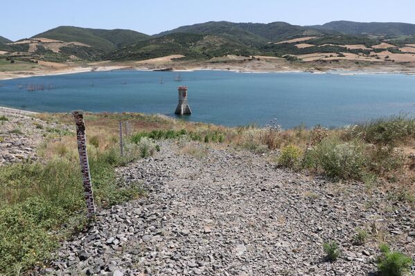 Naip Mahallesi&#x27;nde inşa edilen ve 21 milyon metreküp su kapasitesine sahip barajda, bölgede etkili olan kuraklık nedeniyle su seviyesi kritik seviyeye geriledi. - Sputnik Türkiye