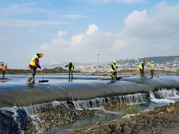 Bu proje kapsamında İzmit Körfezi&#x27;nin balık popülasyonunun büyük ölçüde arttığı ve ekosistemin güçlendiği aktarıldı.  İzmit Körfezi&#x27;nden yaklaşık 1 milyon metreküp kirli dip çamuru çıkarılarak, su kalitesi önemli ölçüde iyileştirildi. - Sputnik Türkiye