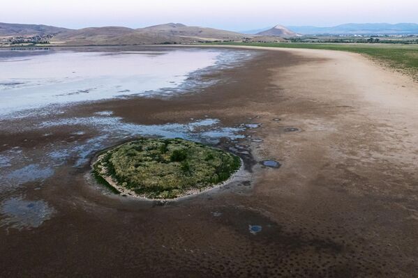 Konya’nın Ilgın ilçesinde bulunan Çavuşçu Gölü, son dönemlerde yaşanan yoğun kuraklık ve yetersiz yağışlar nedeniyle su seviyesinde büyük düşüşler yaşıyor. - Sputnik Türkiye