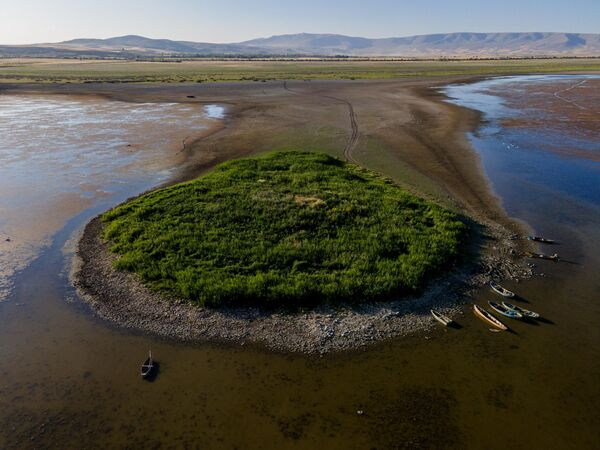 Ekolojik açıdan büyük öneme sahip olan Çavuşçu Gölü’nün kuruma riski, hem bölgedeki biyolojik çeşitliliği hem de doğal yaşamı ciddi tehdit altında bırakıyor. - Sputnik Türkiye