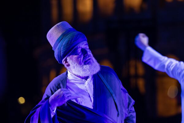 Etkinliğin son bölümünde, sema gösterisinin ardından Sufizm ve semazenlerden etkilenen İtalyan sanatçı Franco Battiato'nun anısına kendisinin söylediği "Voglio Vederti Danzare" (Seni dans ederken görmek istiyorum) şarkısı da çalındı. Etkinliğin son bölümünde, sema gösterisinin ardından Sufizm ve semazenlerden etkilenen İtalyan sanatçı Franco Battiato'nun anısına kendisinin söylediği "Voglio Vederti Danzare" (Seni dans ederken görmek istiyorum) şarkısı da çalındı. - Sputnik Türkiye