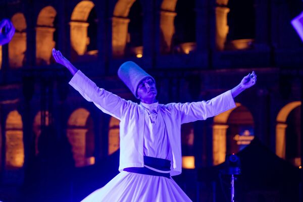 Kültür ve Turizm Bakanlığından yapılan açıklamada, bu sergiyle yakalanan uluslararası ilginin, sema gösterisiyle daha da artmasının beklendiği belirtilmiş ve Roma'daki bu kültürel buluşmaların, bu yıl "Türkiye'ye 1 milyona yakın İtalyan ziyaretçi" hedefinde de belirleyici rol oynamasının amaçlandığı kaydedilmişti. Kültür ve Turizm Bakanlığından yapılan açıklamada, bu sergiyle yakalanan uluslararası ilginin, sema gösterisiyle daha da artmasının beklendiği belirtilmiş ve Roma'daki bu kültürel buluşmaların, bu yıl "Türkiye'ye 1 milyona yakın İtalyan ziyaretçi" hedefinde de belirleyici rol oynamasının amaçlandığı kaydedilmişti. - Sputnik Türkiye