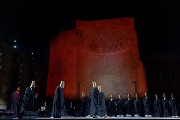 Roma'da düzenlenen "Musica in Venere" konser serisinin kapanışında, Kültür ve Turizm Bakanlığı ile İtalya Kültür Bakanlığının işbirliği çerçevesinde, Mevlana'nın öğretilerinin aktarıldığı tarihi bir etkinlik gerçekleştirildi. Roma'da düzenlenen "Musica in Venere" konser serisinin kapanışında, Kültür ve Turizm Bakanlığı ile İtalya Kültür Bakanlığının işbirliği çerçevesinde, Mevlana'nın öğretilerinin aktarıldığı tarihi bir etkinlik gerçekleştirildi. - Sputnik Türkiye