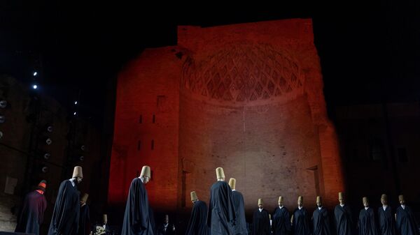 Roma'nın simge yapısı Kolezyum'un önünde Mevlevi Sema Töreni yapıldı - Sputnik Türkiye