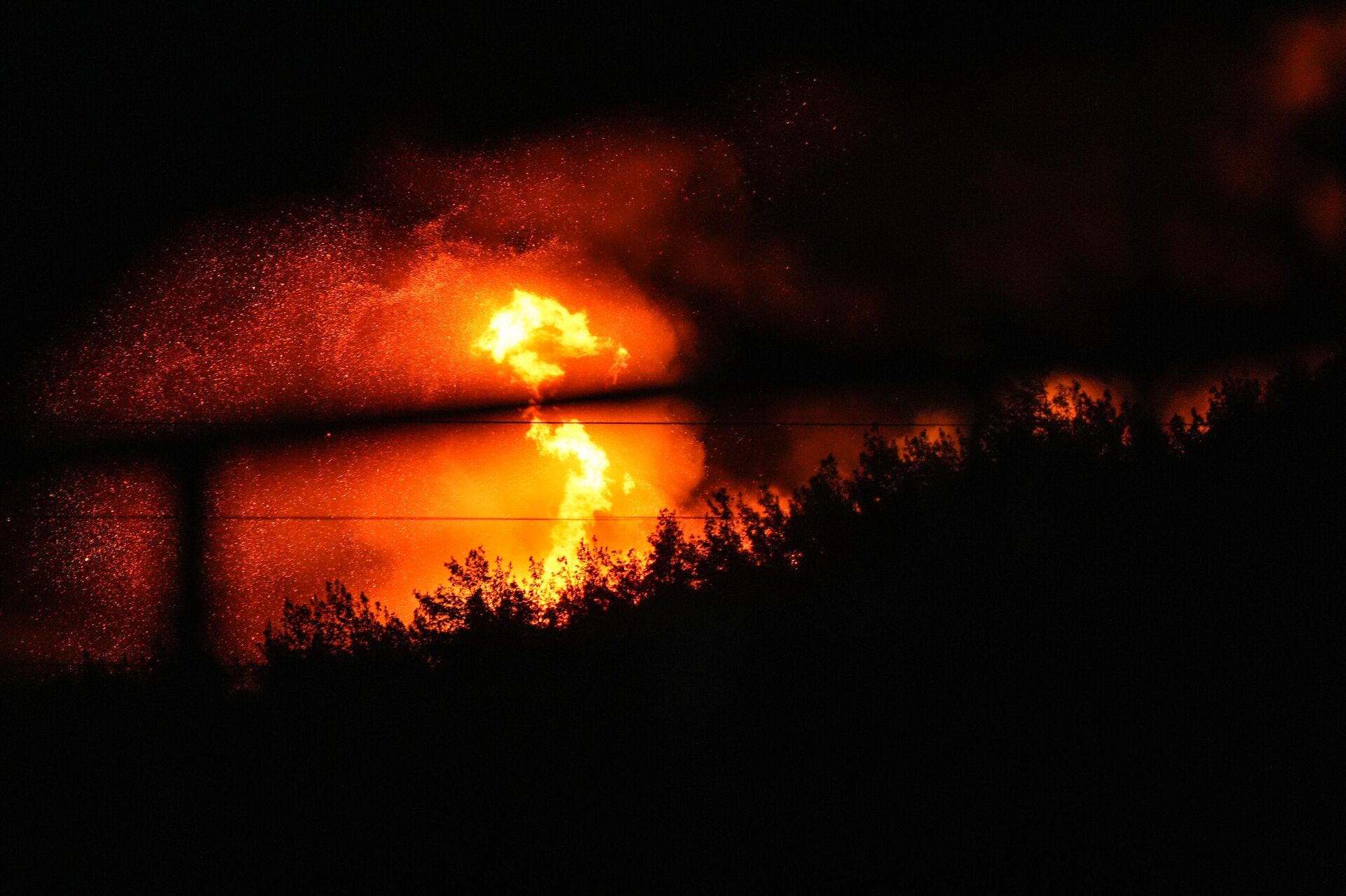 Aliağa'daki yangına karadan müdahale ediliyor - Sputnik Türkiye, 1920, 27.06.2025