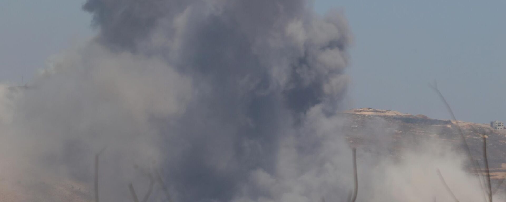 İsrail savaş uçakları Lübnan'ın güneyindeki Nabatiye kırsalına yoğun hava saldırısı düzenledi - Sputnik Türkiye, 1920, 07.08.2025