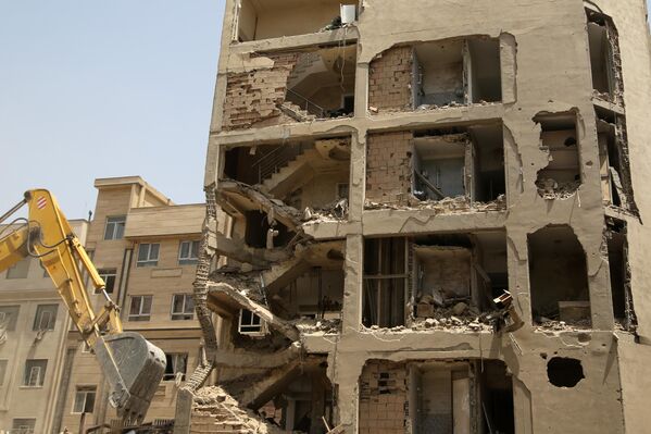 İsrail'in, İran'ın başkenti Tahran'a ateşkes duyurusu yapıldıktan sonra düzenlediği hava saldırıları özellikle başkentin merkezindeki bir mahallede büyük hasara yol açtı. - Sputnik Türkiye