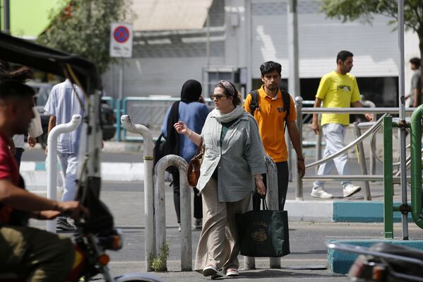 Şehir merkezinde ve yerleşim bölgelerinde sokaklar kalabalıklaşıyor; vatandaşlar günlük rutinlerine dönmenin rahatlığını yaşarken, atmosferde karmaşık duygular da hissediliyor. - Sputnik Türkiye