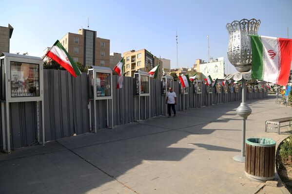 Tahran’daki Heft-ı Tir Meydanı’nda, İsrail’in saldırılarında hayatını kaybeden siviller ile üst düzey İranlı yetkililerin posterleri sergilendi.  - Sputnik Türkiye