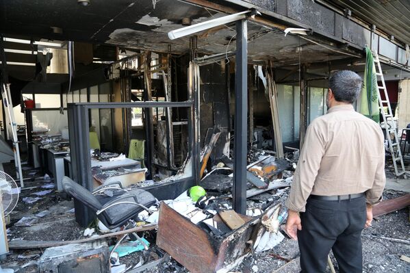 İsrail tarafından hedef alınan İran Radyo ve Televizyon Kurumu'na ait bina, saldırının ardından görüntülendi.  - Sputnik Türkiye