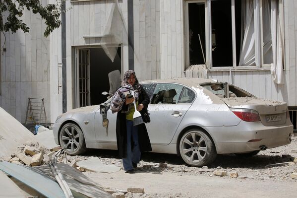İran'da halk, ateşkes duyurusunun ardından hedef alınan bölgelerde enkazlarla baş başa kaldı. - Sputnik Türkiye