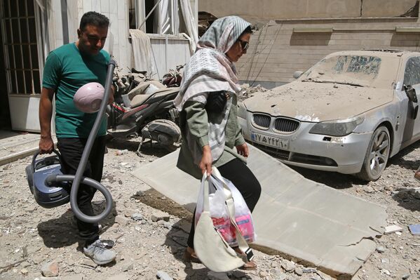 Tahran sokaklarında trafik yoğunluğu eski günlere dönerken, kafeler, alışveriş merkezleri ve iş yerleri tekrar hareketlendi. - Sputnik Türkiye