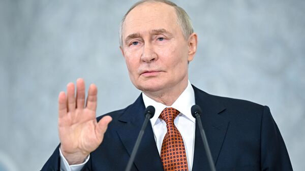 Rusya Devlet Başkanı Vladimir Putin, Yüksek Avrasya Ekonomik Konseyi toplantısının ardından düzenlediği basın toplantısında konuştu - Sputnik Türkiye