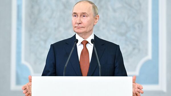 Rusya Devlet Başkanı Vladimir Putin, Yüksek Avrasya Ekonomik Konseyi toplantısının ardından düzenlediği basın toplantısında konuştu - Sputnik Türkiye