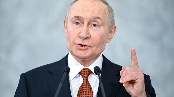 Rusya Devlet Başkanı Vladimir Putin, Yüksek Avrasya Ekonomik Konseyi toplantısının ardından düzenlediği basın toplantısında konuştu - Sputnik Türkiye