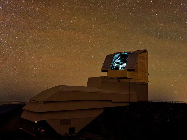 Rubin’in her gece Güney Yarımküre&#x27;de gökyüzünün yaklaşık bin görüntüsünü çekeceği ve bu sayede her üç ila dört gecede bir, görülebilen tüm Güney gökyüzünü kapsayacağı aktarıldı. - Sputnik Türkiye