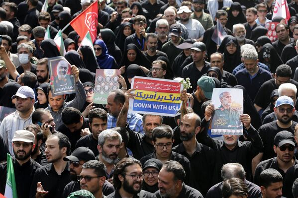 Cenaze töreninde zaman zaman ABD ve İsrail aleyhine sloganlar atıldı. - Sputnik Türkiye