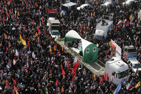 Tören alanında toplananlar ellerinde İran ve matemi simgeleyen siyah bayraklarla dualar ve mersiyeler okudu. - Sputnik Türkiye