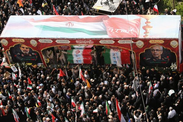 Törene, 13 Haziran'daki saldırılarda yaralandığı ve daha sonra hayatını kaybettiği iddia edilen eski Ulusal Güvenlik Yüksek Konseyi Başkanı ve İran lideri Ayetullah Ali Hamaney’in Başdanışmanı Ali Şemhani ile Kudüs Gücü Komutanı Tümgeneral İsmail Kaani’nin de katıldığı bildirildi. - Sputnik Türkiye