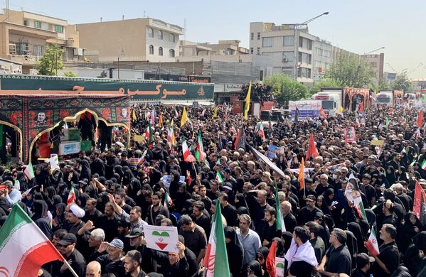 İnkılap Meydanı’ndan Azadi Meydanı’na kadar büyük bir topluluğun eşliğinde taşınan cenazeler oradan da bir kısmı Tahran olmak üzere ülkenin çeşitli kentlerinde toprağa verilecek. - Sputnik Türkiye