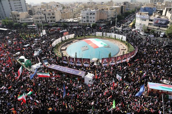 Sabah saatlerinde Tahran Üniversitesi yerleşkesinde kılınan cenaze namazlarıyla başlayan törenlere Cumhurbaşkanı Mesud Pezeşkiyan başta olmak üzere çok sayıda üst düzey yetkili katıldı. - Sputnik Türkiye
