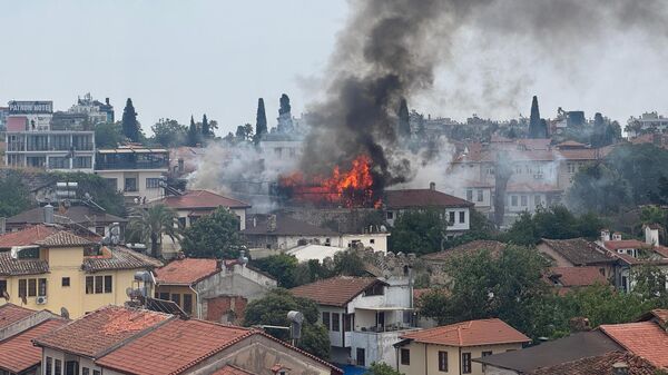 Antalya'da tarihi Kaleiçi'nde yangın: Otelde çıkan yangın yandaki bara sıçradı, henüz söndürülemedi - Sputnik Türkiye