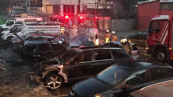 Ataşehir'de sanayi sitesindeki alanda 10 aracın kundaklanması - Sputnik Türkiye