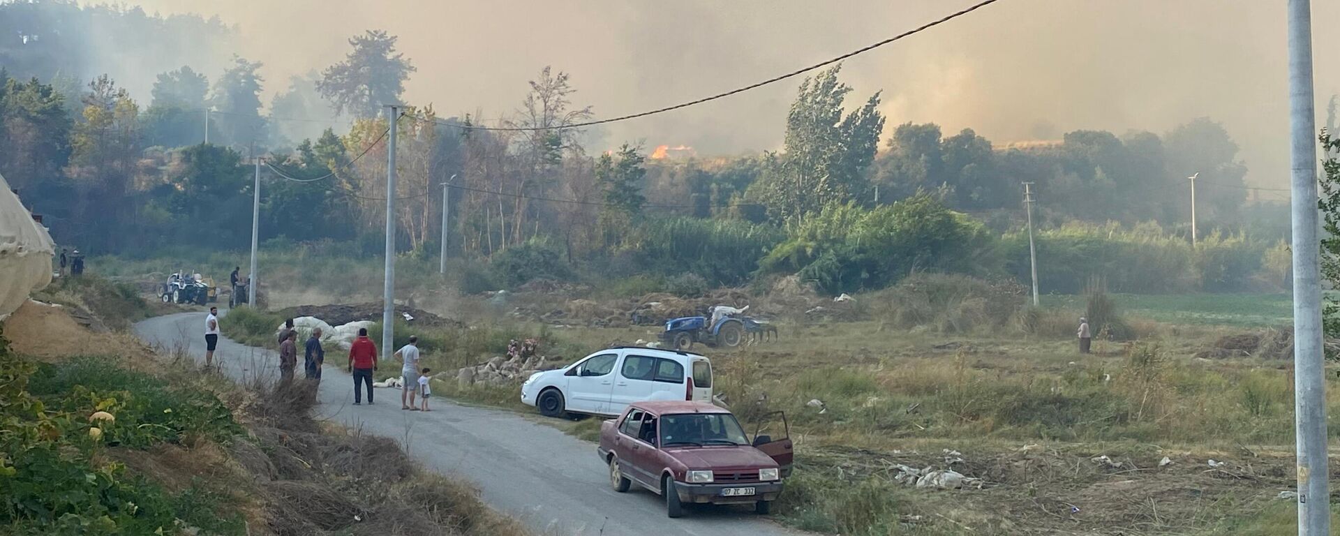 Antalya'nın Aksu ilçesinde 2 ayrı bölgede çıkan orman yangınına müdahale ediliyor - Sputnik Türkiye, 1920, 29.06.2025