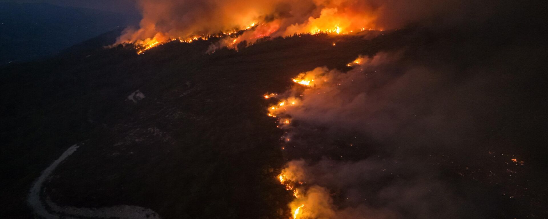 İzmir'in Menderes ve Seferihisar ilçelerindeki orman yangınından görüntüler - Sputnik Türkiye, 1920, 29.06.2025