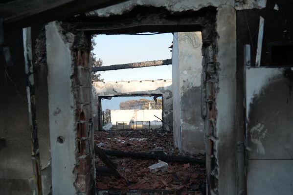 Seferihisar&#x27;da şiddetli rüzgarın da etkisiyle büyüyen orman yangınında alevler gece saatlerinde yazlık evlerin bulunduğu Doğankent Sitesi&#x27;ne doğru ilerledi. - Sputnik Türkiye