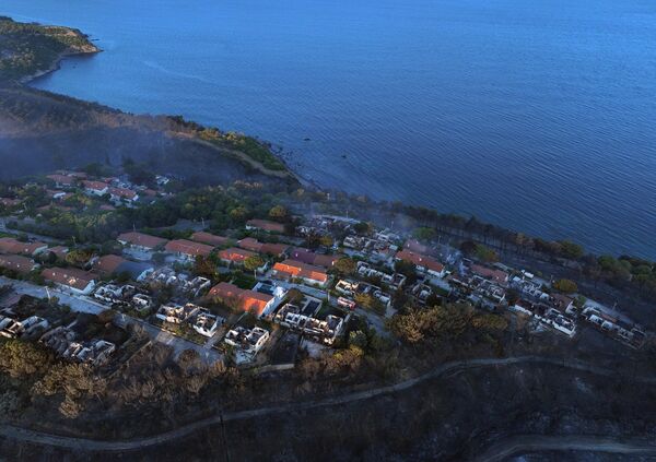 İzmir&#x27;in Seferihisar ilçesi Doğanbey mevkisinde başlayan yangında, 345 hanenin bulunduğu Doğankent Sitesi&#x27;ndeki çok sayıda ev zarar gördü. - Sputnik Türkiye