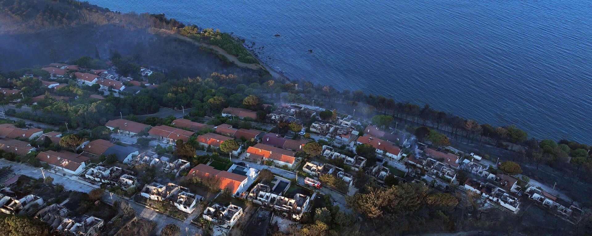 İzmir Seferihisar'daki orman yangınında 345 hanenin bulunduğu sitedeki bazı evler zarar gördü - Sputnik Türkiye, 1920, 30.06.2025