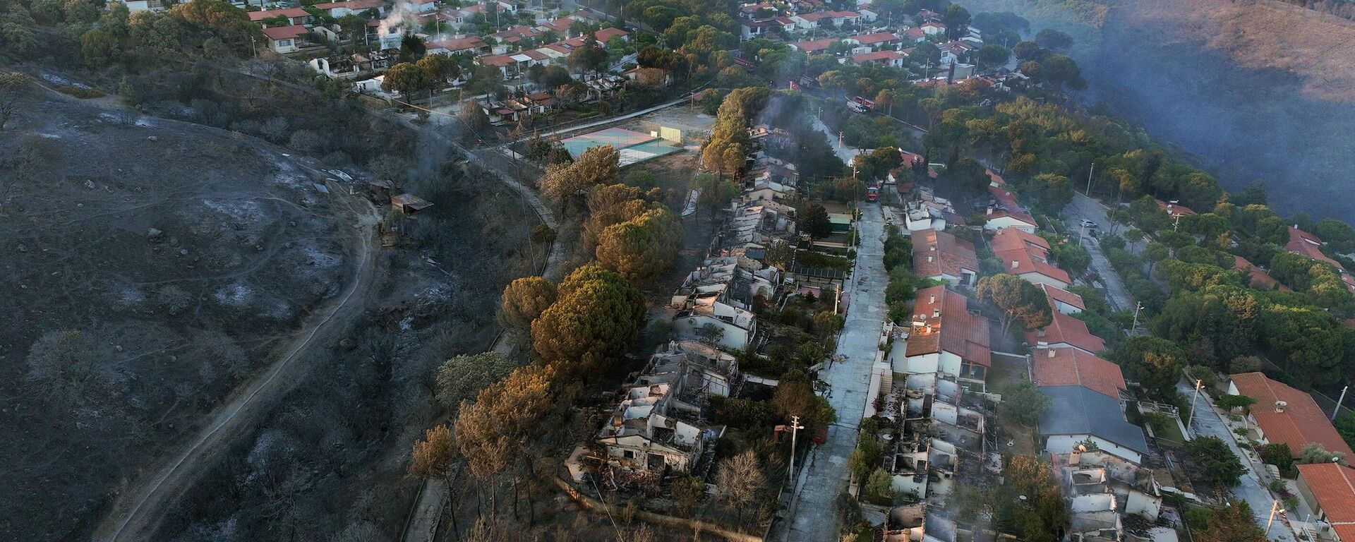 İzmir Seferihisar'daki orman yangınında 345 hanenin bulunduğu sitedeki bazı evler zarar gördü - Sputnik Türkiye, 1920, 30.06.2025